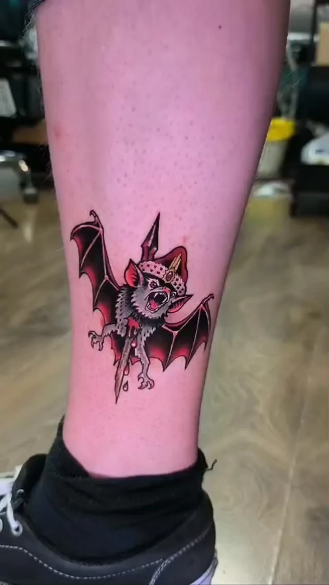 Tatuaj color pe picior