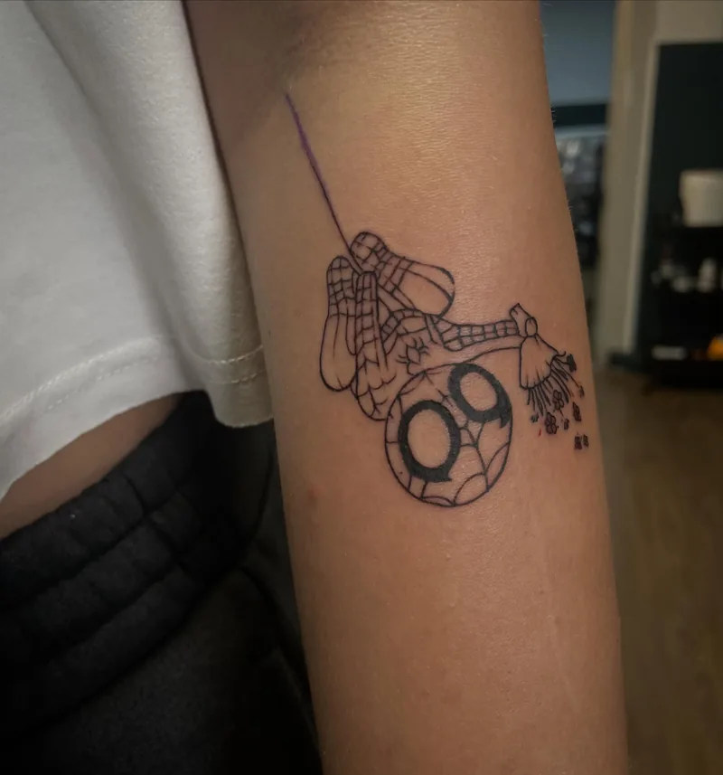 Tatuaj fine line pe antebraț