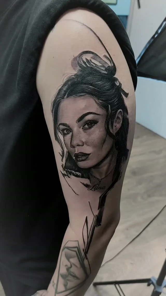 Portret tatuat în realism